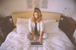 Personal shopper online y laptop en la cama